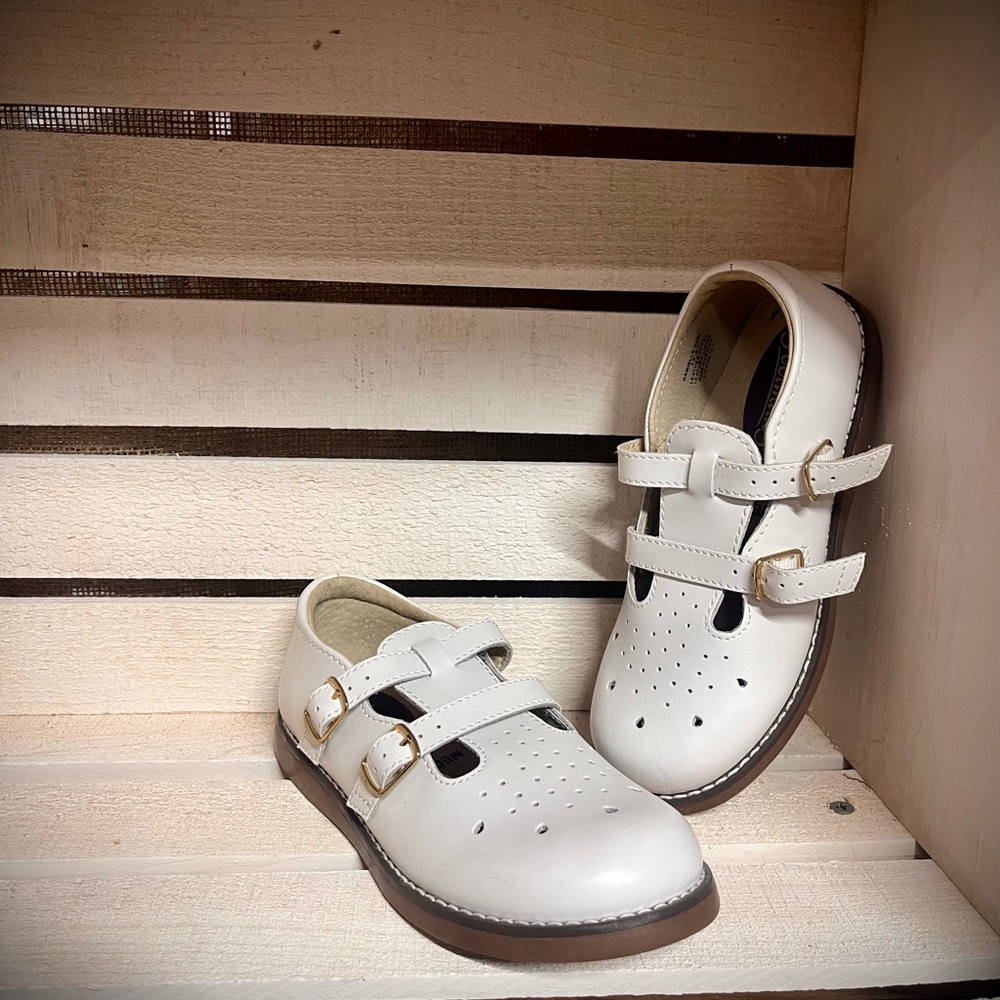 FootMates White Dress Shoes with Buckle Straps
